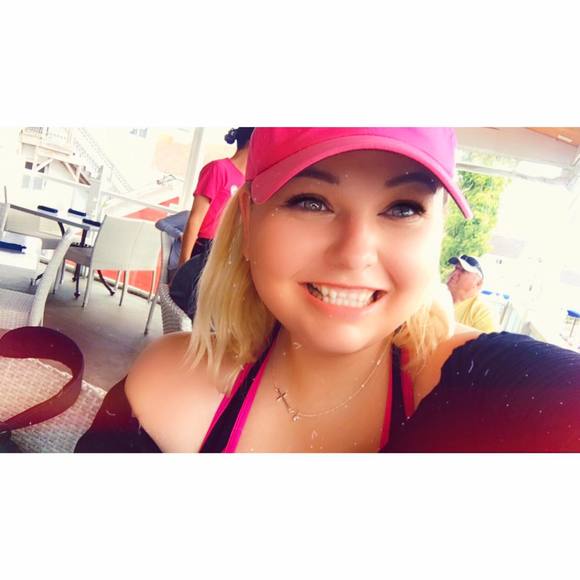 Meet your Posher, Celina - Picture 1 of 1